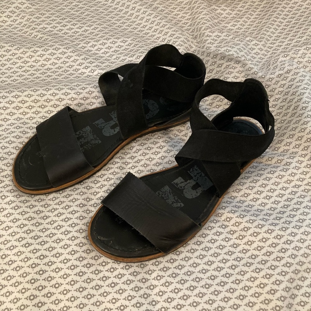 Sorel comfy cross strap flat sandals
